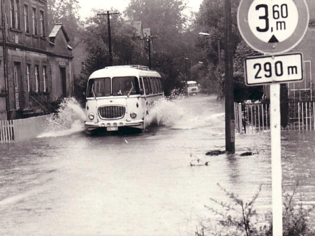 Zwei Skoda-Busse im Hochwasser (GroÃŸpostwitz 1981)